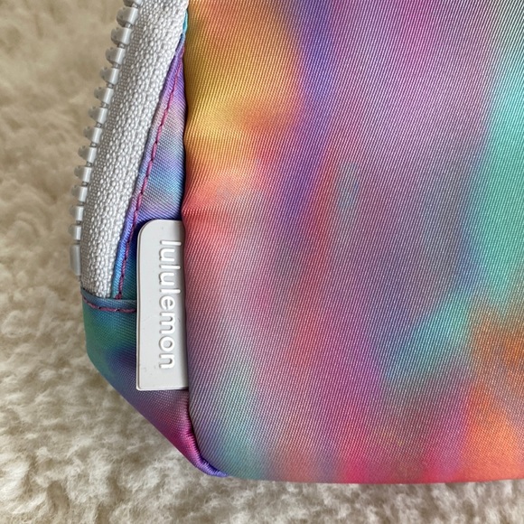 ❤️ Lululemon Everywhere Belt Bag in Prism Wash Print Multi/Vapor NWT - Picture 8 of 9